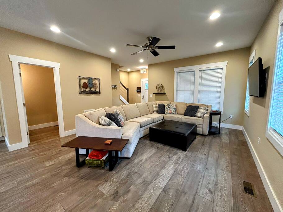 Downtown Gem • Walk Everywhere • Hot Tub •Bunkroom