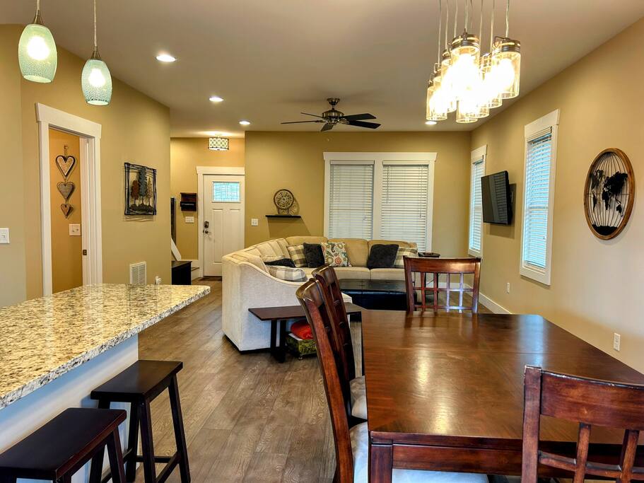 Downtown Gem • Walk Everywhere • Hot Tub •Bunkroom