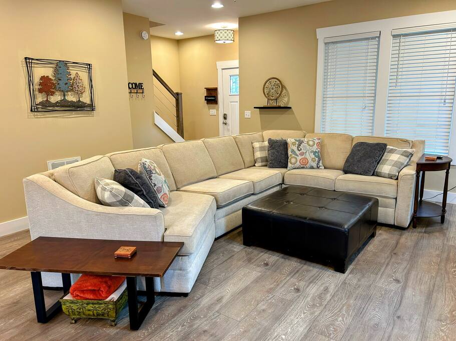 Downtown Gem • Walk Everywhere • Hot Tub •Bunkroom - 28713 Downtown Gem • Walk Everywhere • Hot Tub •Bunkroom - 28713