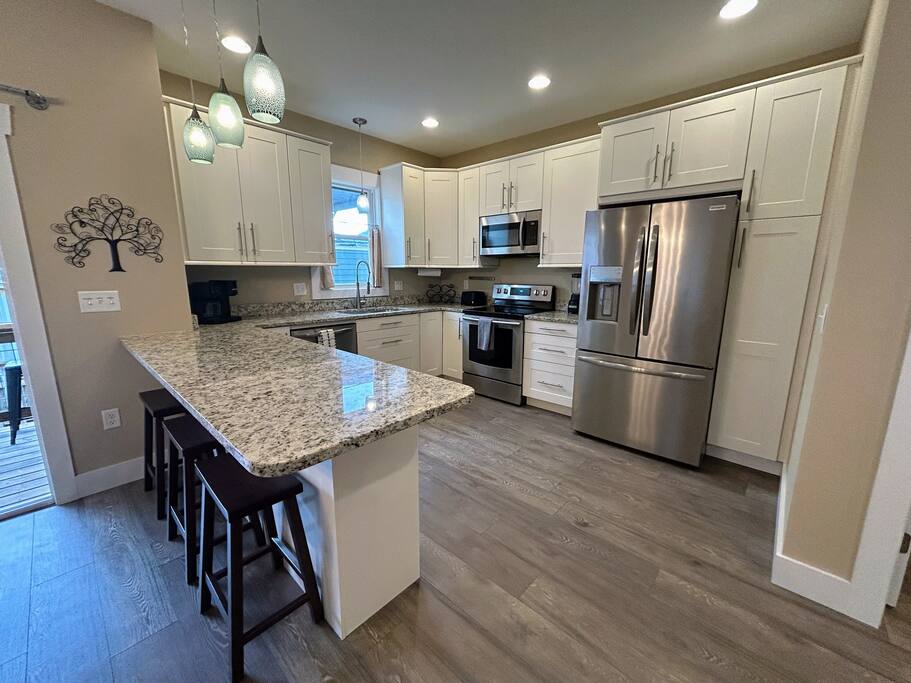 Downtown Gem • Walk Everywhere • Hot Tub •Bunkroom - 28713 Downtown Gem • Walk Everywhere • Hot Tub •Bunkroom - 28713