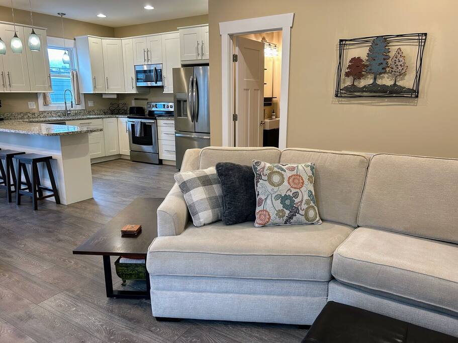 Downtown Gem • Walk Everywhere • Hot Tub •Bunkroom - 28713 Downtown Gem • Walk Everywhere • Hot Tub •Bunkroom - 28713