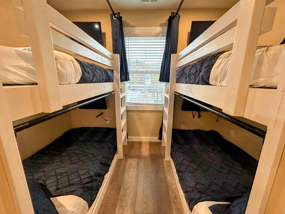 Downtown Gem • Walk Everywhere • Hot Tub •Bunkroom - 28713 Downtown Gem • Walk Everywhere • Hot Tub •Bunkroom - 28713