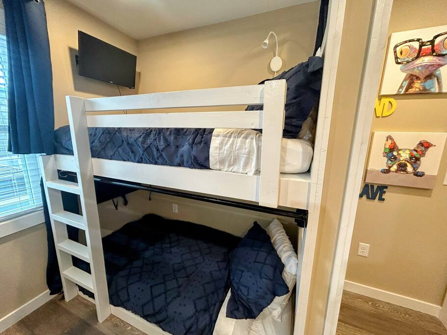 Downtown Gem • Walk Everywhere • Hot Tub •Bunkroom - 28713 Downtown Gem • Walk Everywhere • Hot Tub •Bunkroom - 28713