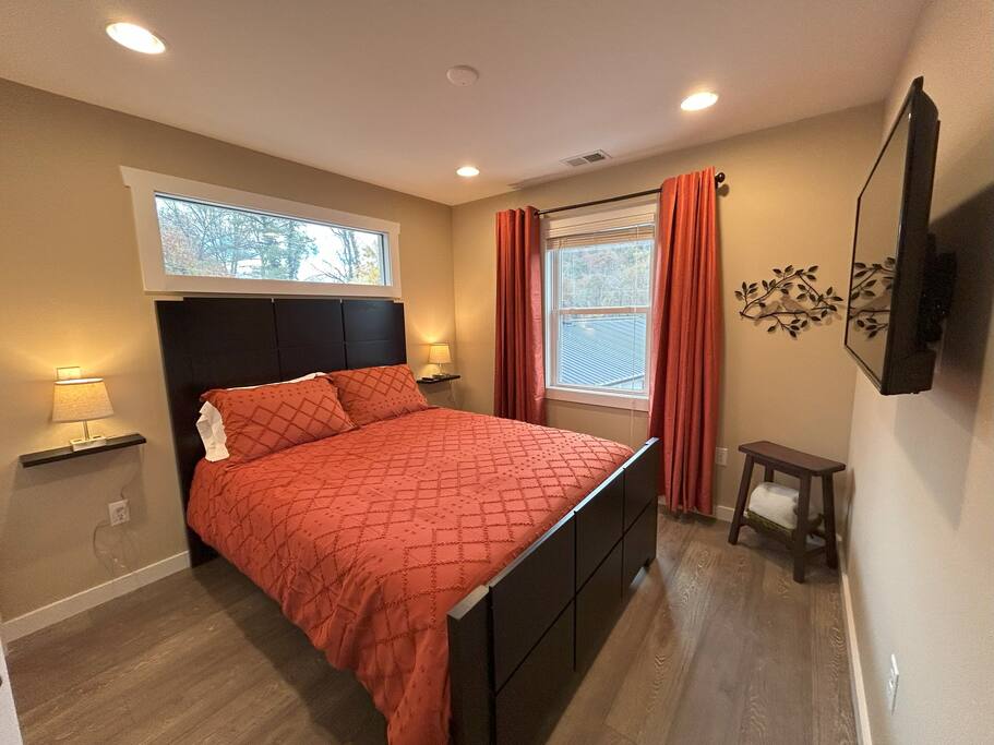 Downtown Gem • Walk Everywhere • Hot Tub •Bunkroom