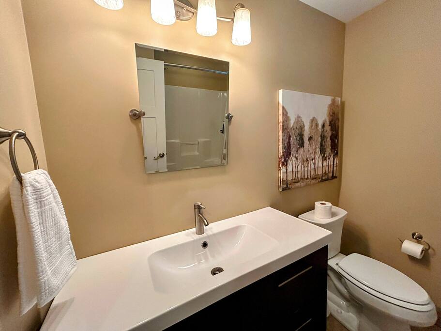 Downtown Gem • Walk Everywhere • Hot Tub •Bunkroom - 28713 Downtown Gem • Walk Everywhere • Hot Tub •Bunkroom - 28713