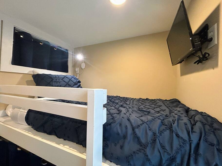 Downtown Gem • Walk Everywhere • Hot Tub •Bunkroom - 28713 Downtown Gem • Walk Everywhere • Hot Tub •Bunkroom - 28713