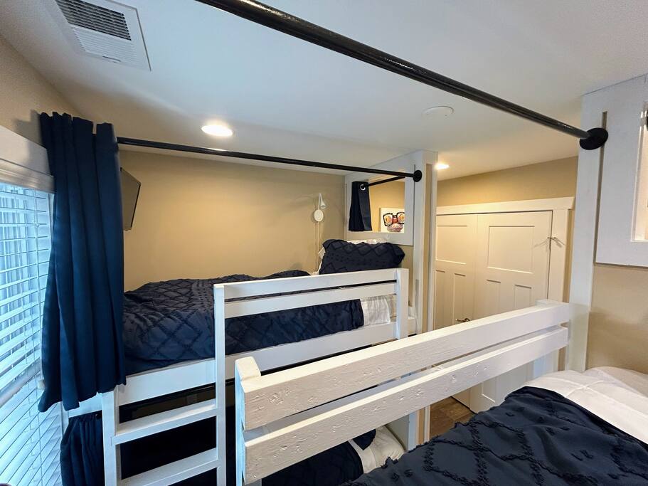 Downtown Gem • Walk Everywhere • Hot Tub •Bunkroom - 28713 Downtown Gem • Walk Everywhere • Hot Tub •Bunkroom - 28713