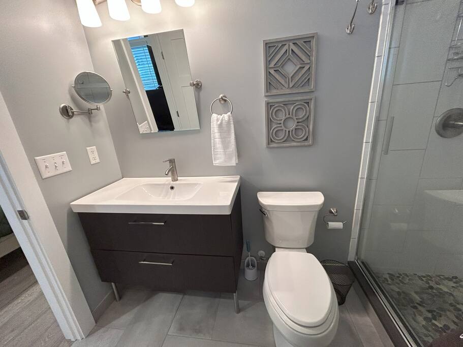 Downtown Gem • Walk Everywhere • Hot Tub •Bunkroom - 28713 Downtown Gem • Walk Everywhere • Hot Tub •Bunkroom - 28713