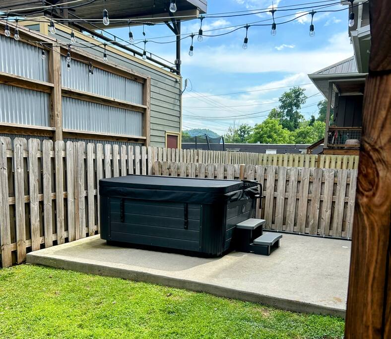 Downtown Gem • Walk Everywhere • Hot Tub •Bunkroom