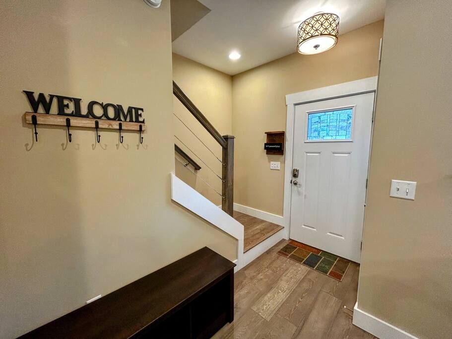 Downtown Gem • Walk Everywhere • Hot Tub •Bunkroom - 28713 Downtown Gem • Walk Everywhere • Hot Tub •Bunkroom - 28713