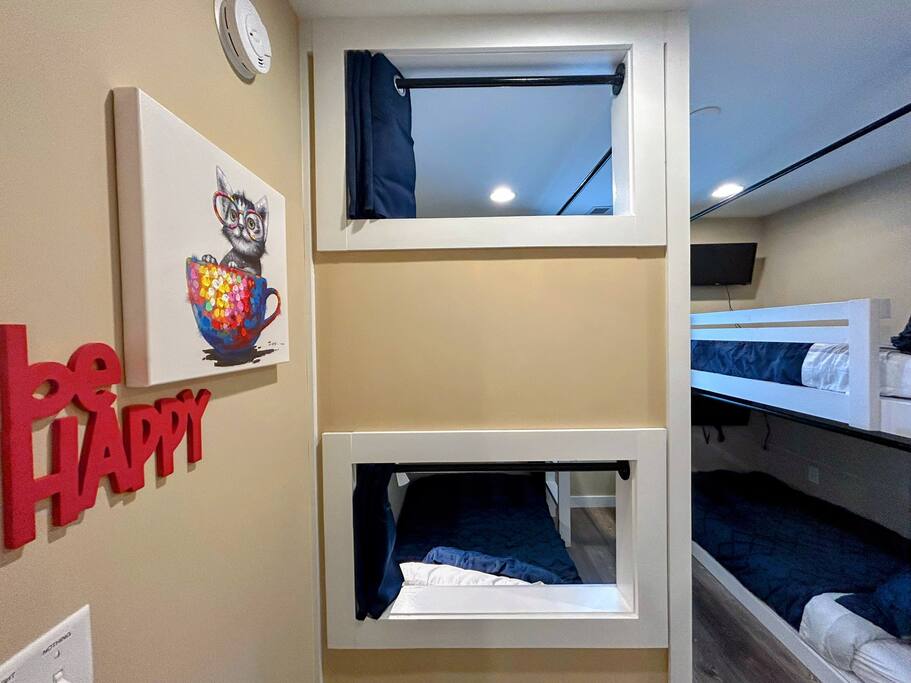 Downtown Gem • Walk Everywhere • Hot Tub •Bunkroom - 28713 Downtown Gem • Walk Everywhere • Hot Tub •Bunkroom - 28713