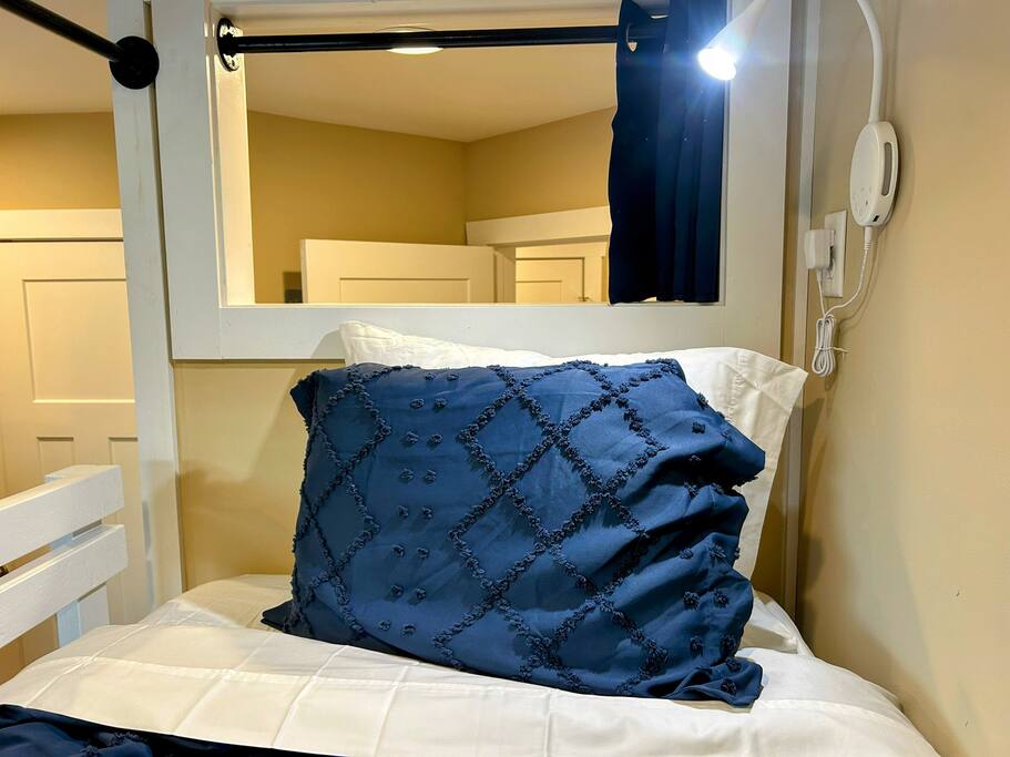 Downtown Gem • Walk Everywhere • Hot Tub •Bunkroom - 28713 Downtown Gem • Walk Everywhere • Hot Tub •Bunkroom - 28713