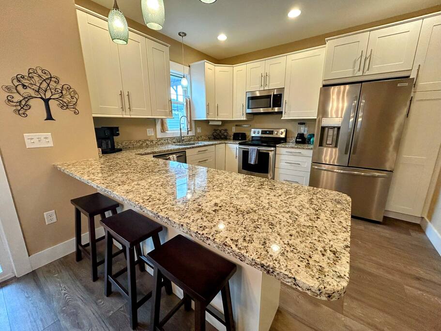 Downtown Gem • Walk Everywhere • Hot Tub •Bunkroom - 28713 Downtown Gem • Walk Everywhere • Hot Tub •Bunkroom - 28713