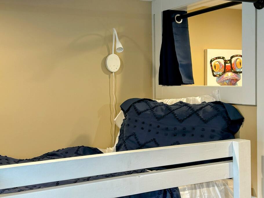 Downtown Gem • Walk Everywhere • Hot Tub •Bunkroom - 28713 Downtown Gem • Walk Everywhere • Hot Tub •Bunkroom - 28713