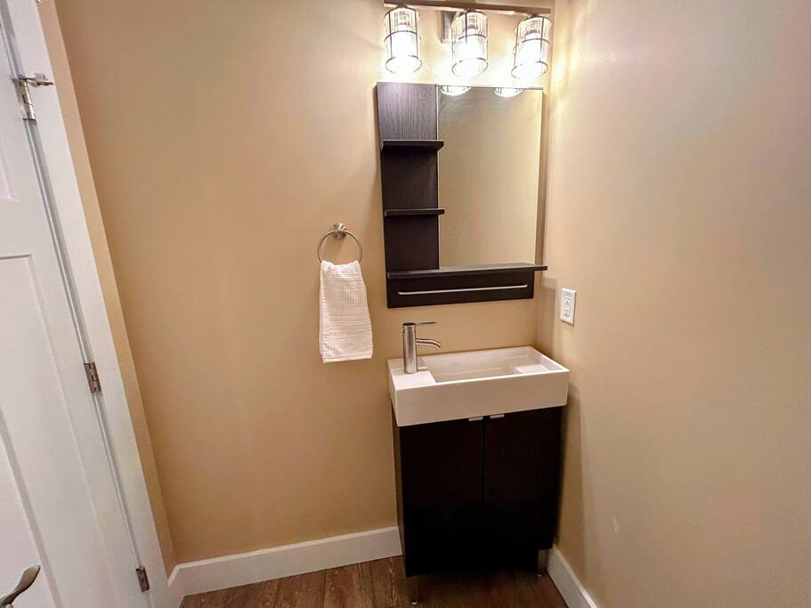 Downtown Gem • Walk Everywhere • Hot Tub •Bunkroom - 28713 Downtown Gem • Walk Everywhere • Hot Tub •Bunkroom - 28713