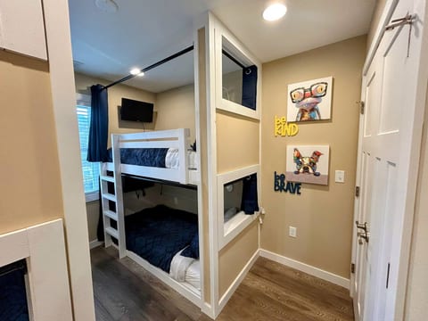 Downtown Gem | Walk Everywhere | Hot Tub | Bunks