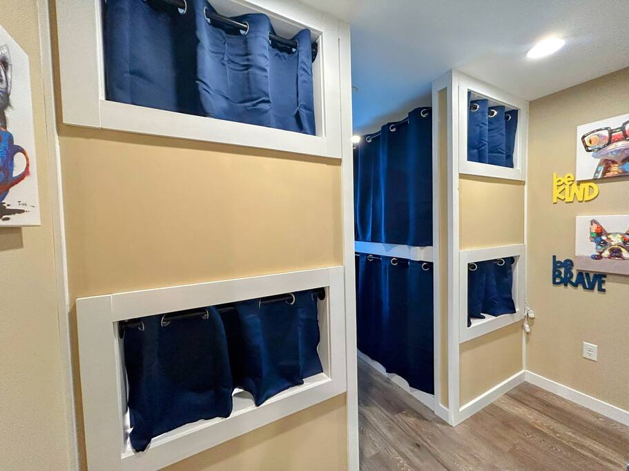 Downtown Gem • Walk Everywhere • Hot Tub •Bunkroom - 28713 Downtown Gem • Walk Everywhere • Hot Tub •Bunkroom - 28713