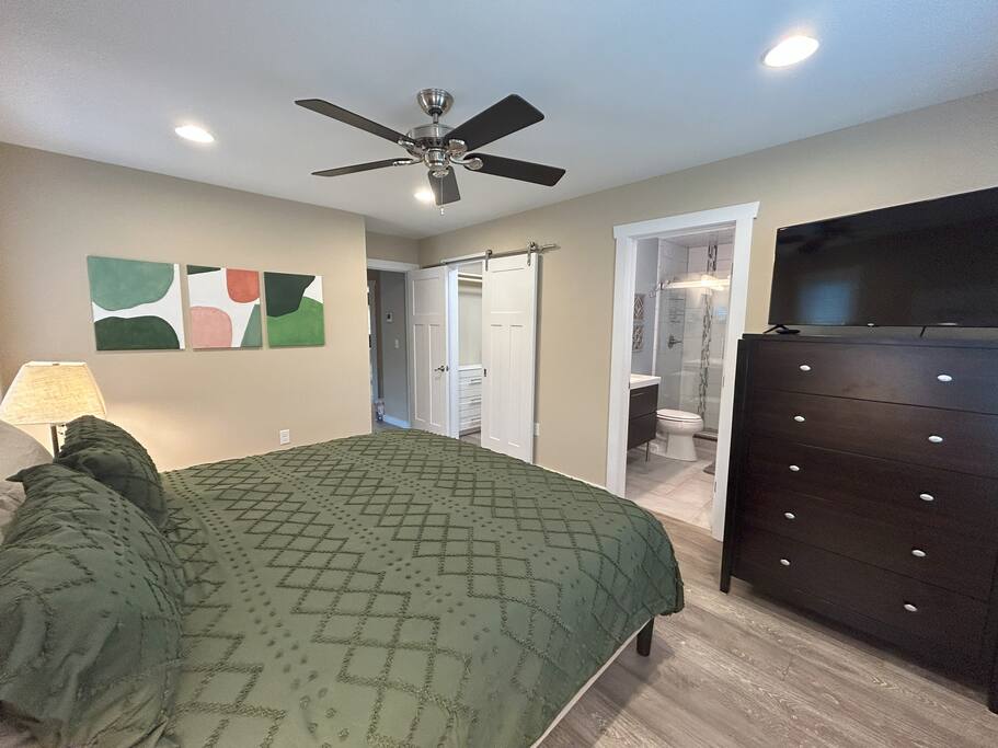 Downtown Gem • Walk Everywhere • Hot Tub •Bunkroom - 28713 Downtown Gem • Walk Everywhere • Hot Tub •Bunkroom - 28713