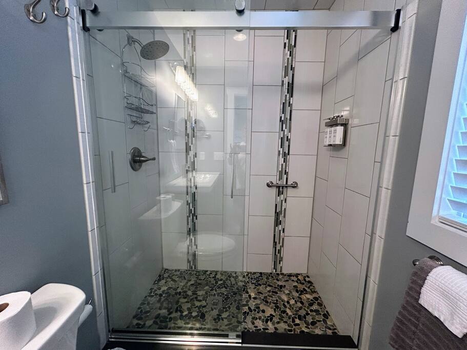 Downtown Gem • Walk Everywhere • Hot Tub •Bunkroom - 28713 Downtown Gem • Walk Everywhere • Hot Tub •Bunkroom - 28713