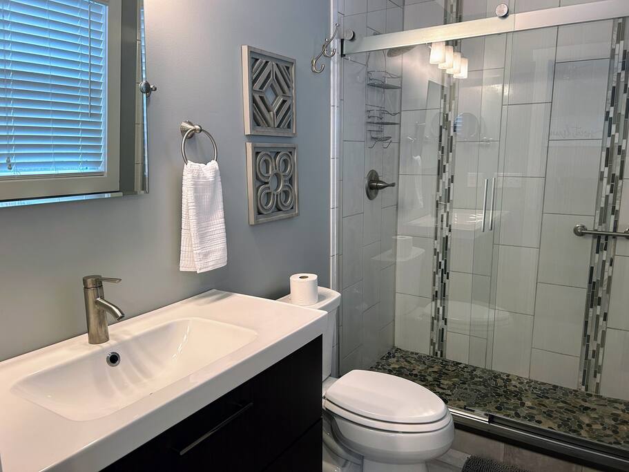 Downtown Gem • Walk Everywhere • Hot Tub •Bunkroom - 28713 Downtown Gem • Walk Everywhere • Hot Tub •Bunkroom - 28713