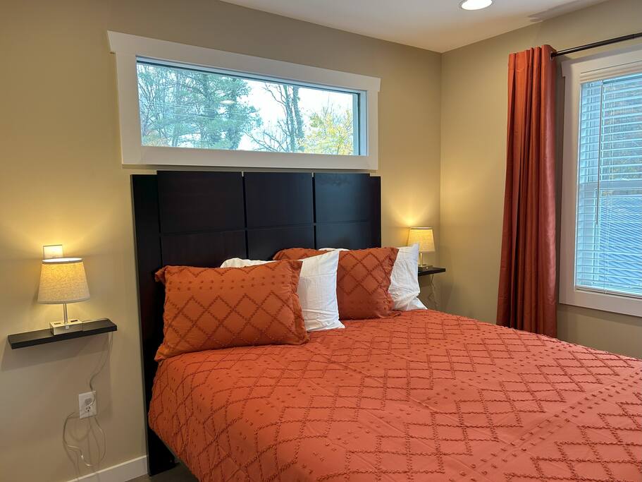 Downtown Gem • Walk Everywhere • Hot Tub •Bunkroom - 28713 Downtown Gem • Walk Everywhere • Hot Tub •Bunkroom - 28713