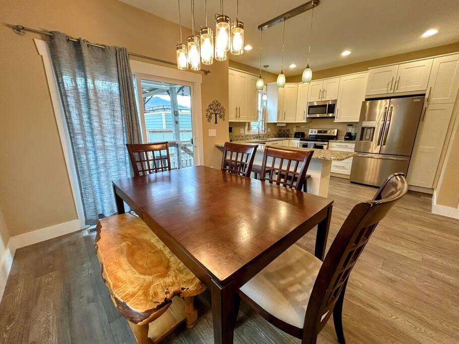 Downtown Gem • Walk Everywhere • Hot Tub •Bunkroom - 28713 Downtown Gem • Walk Everywhere • Hot Tub •Bunkroom - 28713