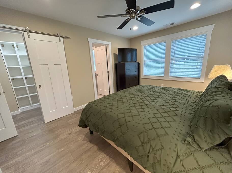 Downtown Gem • Walk Everywhere • Hot Tub •Bunkroom - 28713 Downtown Gem • Walk Everywhere • Hot Tub •Bunkroom - 28713