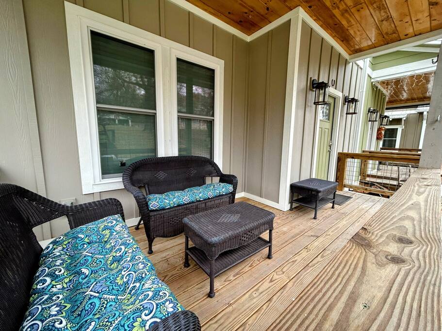 Downtown Gem • Walk Everywhere • Hot Tub •Bunkroom - 28713 Downtown Gem • Walk Everywhere • Hot Tub •Bunkroom - 28713