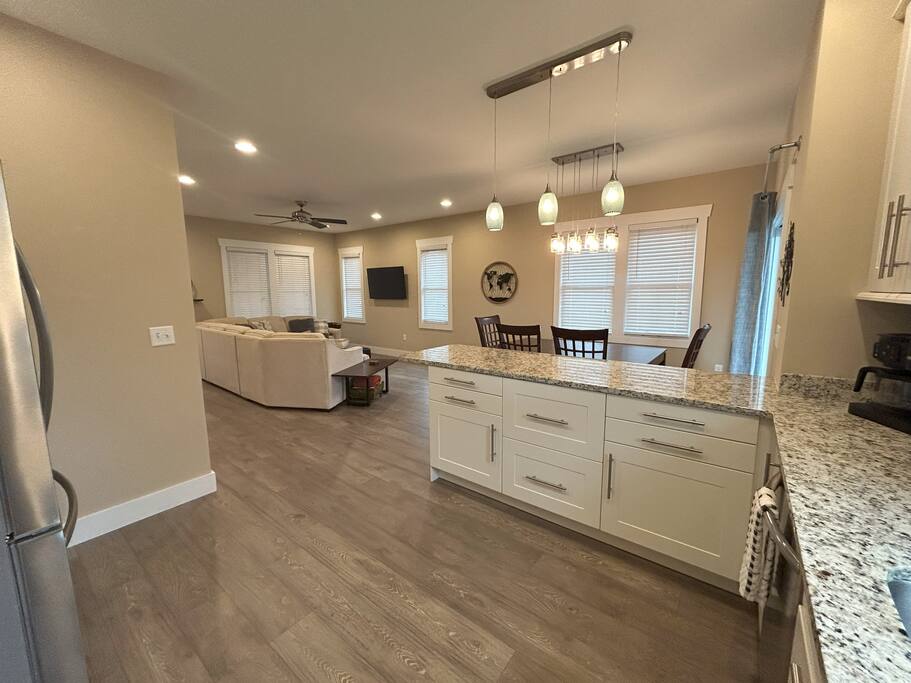 Downtown Gem • Walk Everywhere • Hot Tub •Bunkroom - 28713 Downtown Gem • Walk Everywhere • Hot Tub •Bunkroom - 28713