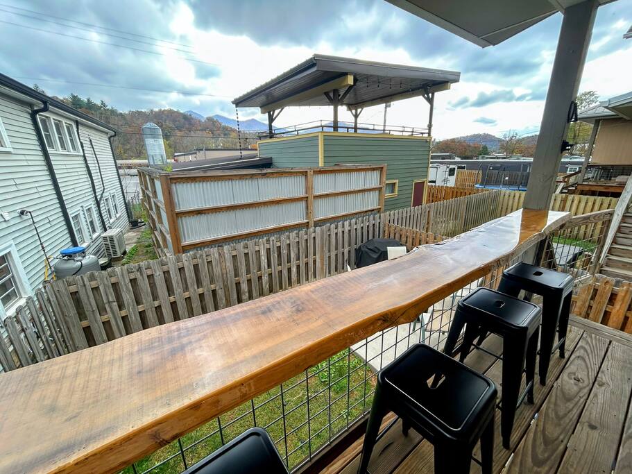 Downtown Gem • Walk Everywhere • Hot Tub •Bunkroom - 28713 Downtown Gem • Walk Everywhere • Hot Tub •Bunkroom - 28713