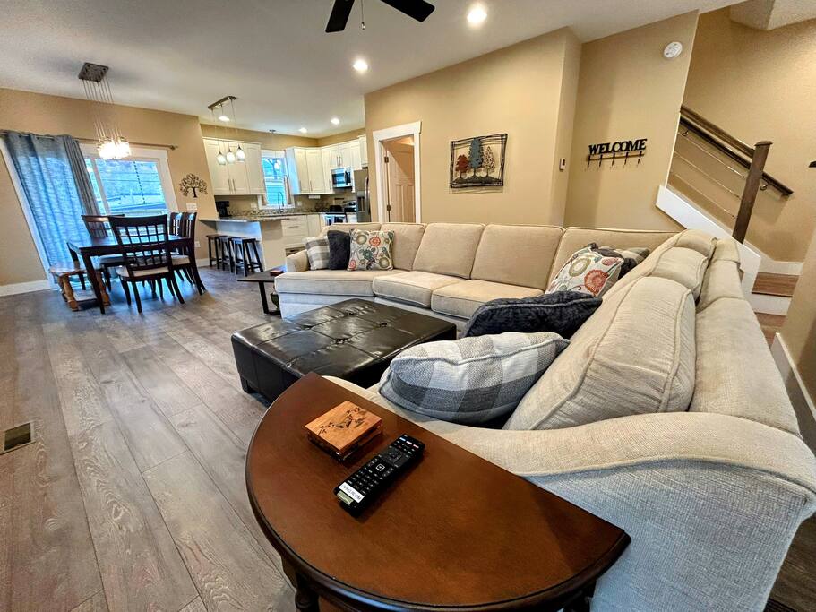 Downtown Gem • Walk Everywhere • Hot Tub •Bunkroom - 28713 Downtown Gem • Walk Everywhere • Hot Tub •Bunkroom - 28713