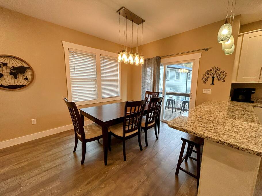 Downtown Gem • Walk Everywhere • Hot Tub •Bunkroom - 28713 Downtown Gem • Walk Everywhere • Hot Tub •Bunkroom - 28713
