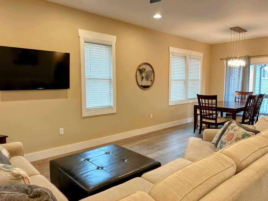 Downtown Gem • Walk Everywhere • Hot Tub •Bunkroom - 28713 Downtown Gem • Walk Everywhere • Hot Tub •Bunkroom - 28713