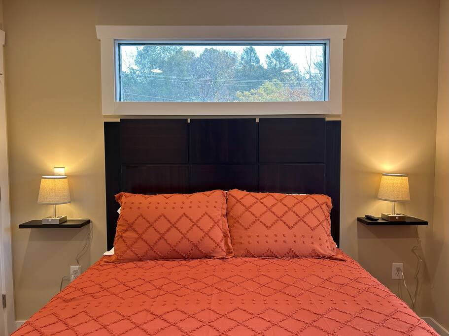 Downtown Gem • Walk Everywhere • Hot Tub •Bunkroom - 28713 Downtown Gem • Walk Everywhere • Hot Tub •Bunkroom - 28713