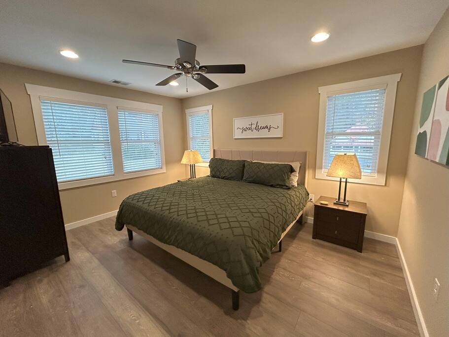 Downtown Gem • Walk Everywhere • Hot Tub •Bunkroom - 28713 Downtown Gem • Walk Everywhere • Hot Tub •Bunkroom - 28713