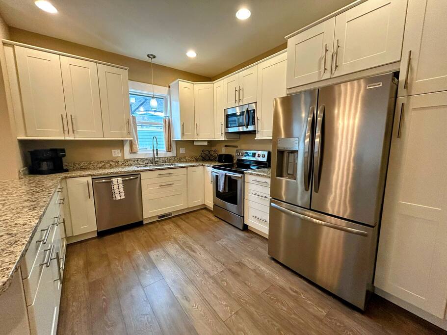 Downtown Gem • Walk Everywhere • Hot Tub •Bunkroom - 28713 Downtown Gem • Walk Everywhere • Hot Tub •Bunkroom - 28713