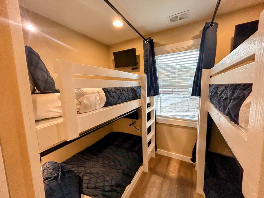 Downtown Gem • Walk Everywhere • Hot Tub •Bunkroom - 28713 Downtown Gem • Walk Everywhere • Hot Tub •Bunkroom - 28713