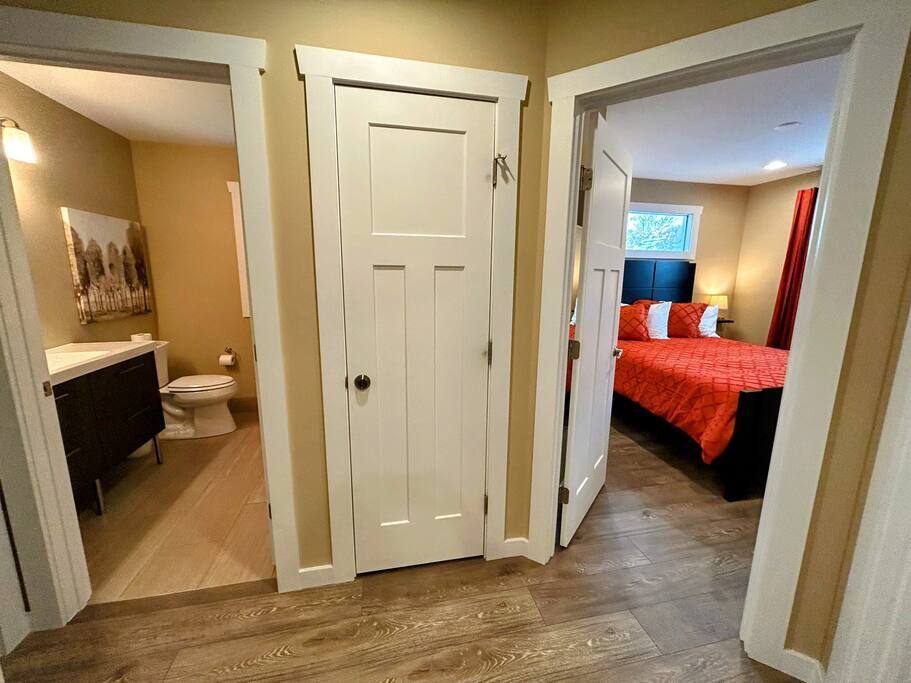 Downtown Gem • Walk Everywhere • Hot Tub •Bunkroom - 28713 Downtown Gem • Walk Everywhere • Hot Tub •Bunkroom - 28713