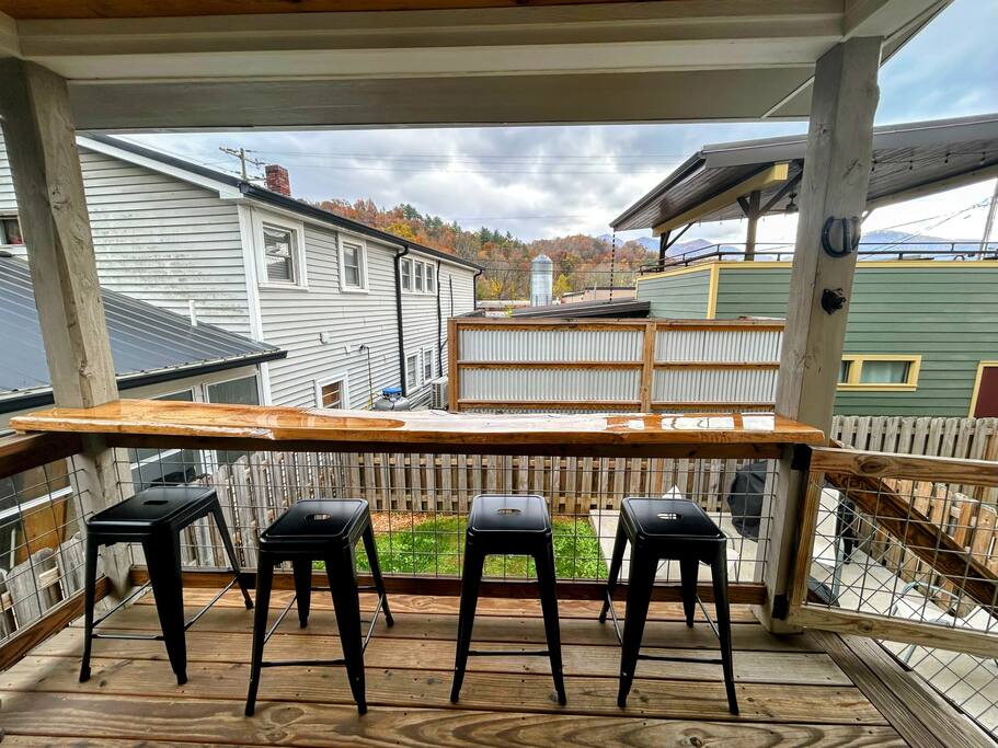 Downtown Gem • Walk Everywhere • Hot Tub •Bunkroom