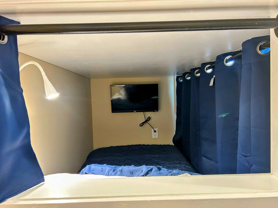 Downtown Gem • Walk Everywhere • Hot Tub •Bunkroom - 28713 Downtown Gem • Walk Everywhere • Hot Tub •Bunkroom - 28713