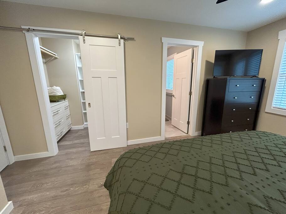 Downtown Gem • Walk Everywhere • Hot Tub •Bunkroom - 28713 Downtown Gem • Walk Everywhere • Hot Tub •Bunkroom - 28713