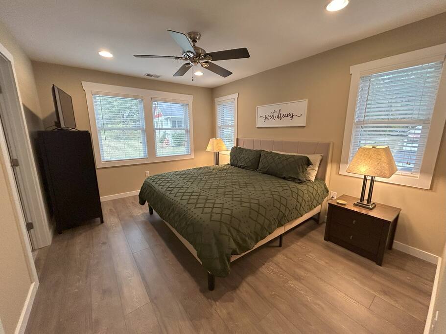 Downtown Gem • Walk Everywhere • Hot Tub •Bunkroom - 28713 Downtown Gem • Walk Everywhere • Hot Tub •Bunkroom - 28713