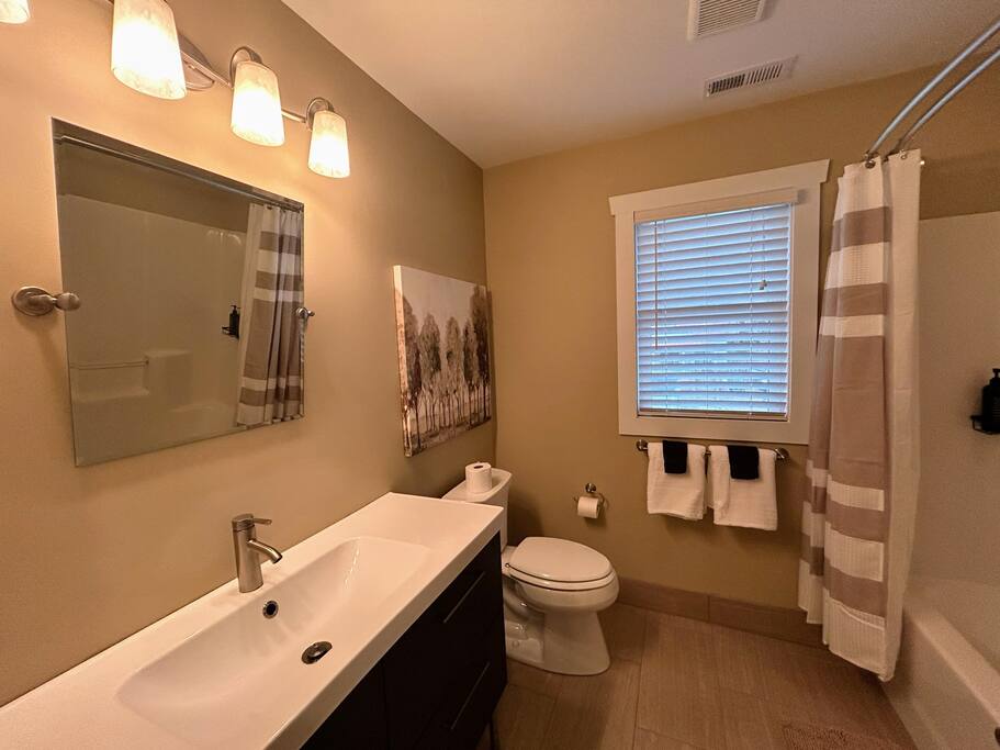 Downtown Gem • Walk Everywhere • Hot Tub •Bunkroom - 28713 Downtown Gem • Walk Everywhere • Hot Tub •Bunkroom - 28713