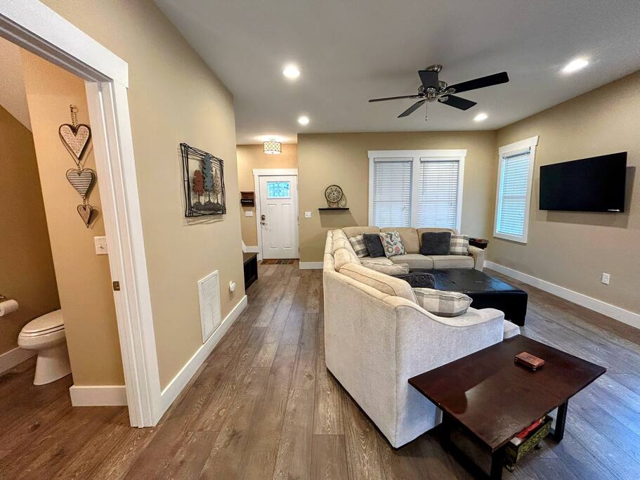 Downtown Gem • Walk Everywhere • Hot Tub •Bunkroom - 28713 Downtown Gem • Walk Everywhere • Hot Tub •Bunkroom - 28713