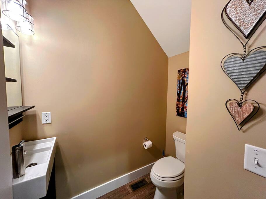 Downtown Gem • Walk Everywhere • Hot Tub •Bunkroom - 28713 Downtown Gem • Walk Everywhere • Hot Tub •Bunkroom - 28713