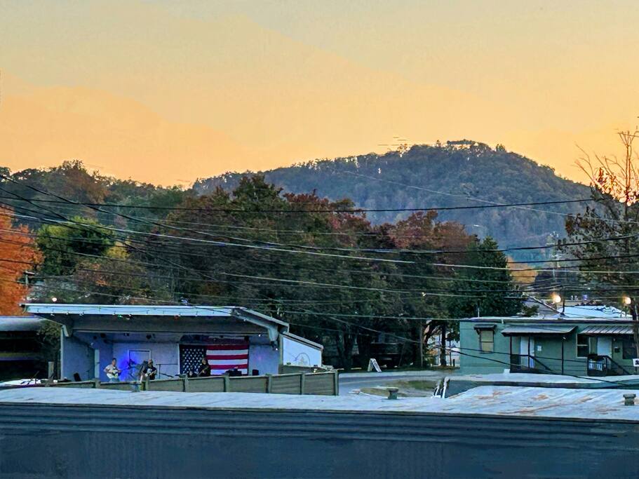 Downtown Gem • Walk Everywhere • Hot Tub •Bunkroom