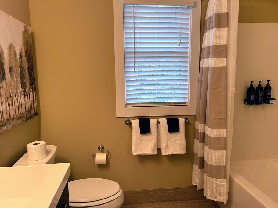Downtown Gem • Walk Everywhere • Hot Tub •Bunkroom - 28713 Downtown Gem • Walk Everywhere • Hot Tub •Bunkroom - 28713