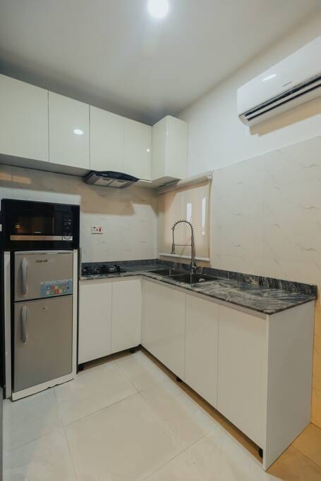 Experience the height of exclusivity with this kitchen featuring stylish design and modern luxury