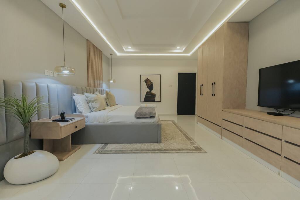 Escape to a world of modern elegance and stylish exclusivity with this luxurious bedroom.