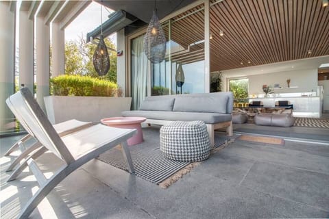 Argyle Villa with heated pool, gym & German TV